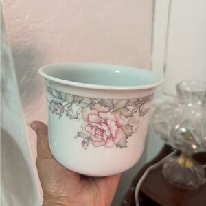 A 1990 FTP porcelain cachepot planter with pink floral rose pattern